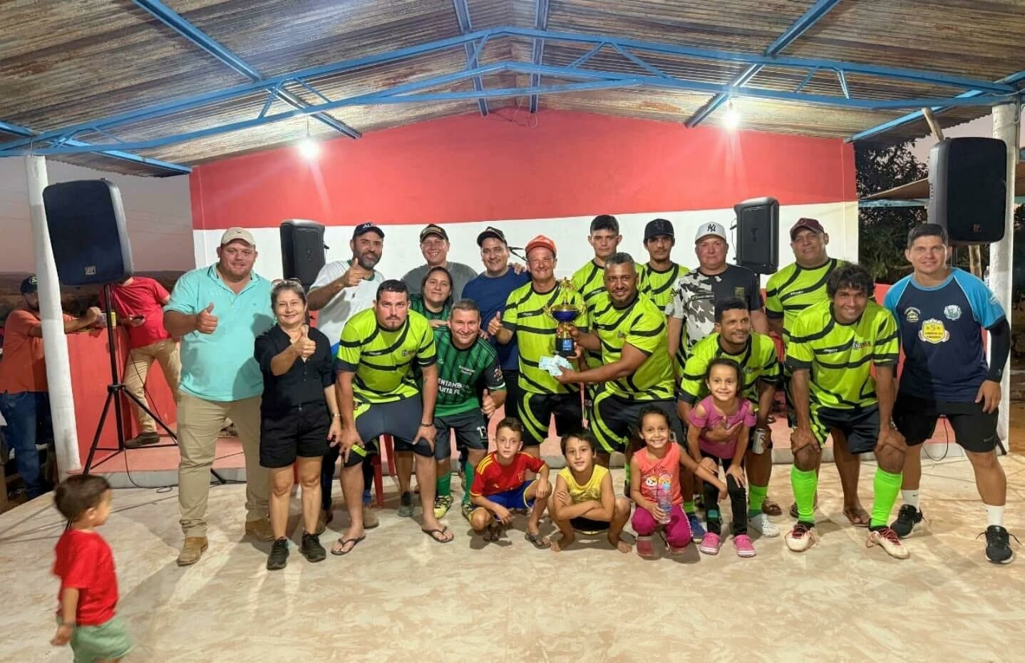 Imagem de compartilhamento para o artigo Esporte, alegria e confraternização marcam o 5º Torneio de Futebol Society no Assentamento Santa Fé, em Alcinópolis da MS Todo dia